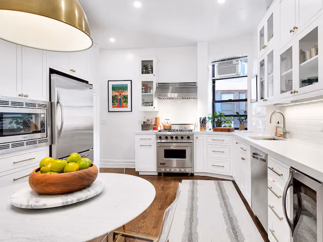 Renovated interior of a pre-war classic eight co-op at The Manchester at 255 West 108th Street on the Upper West Side, Manhattan, by Gallery KBNY (view 6)