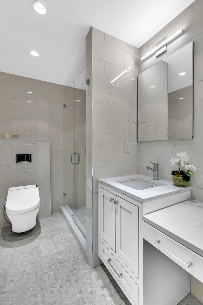 Renovated interior of a co-op at Lincoln Towers at 140 West End Avenue on the Upper West Side, Manhattan, by Gallery KBNY (view 5)