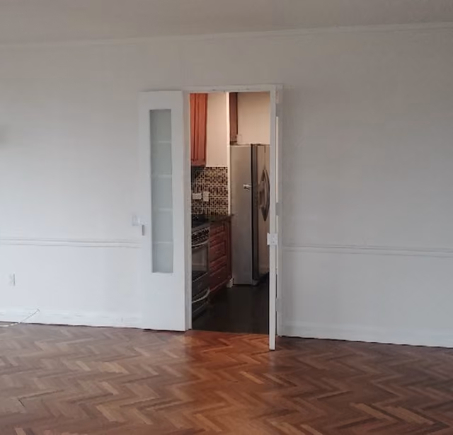 Interior before a post-war condo renovation at Leighton House at 360 East 88th Street on the Upper East Side, Manhattan, by Gallery KBNY (view 4)