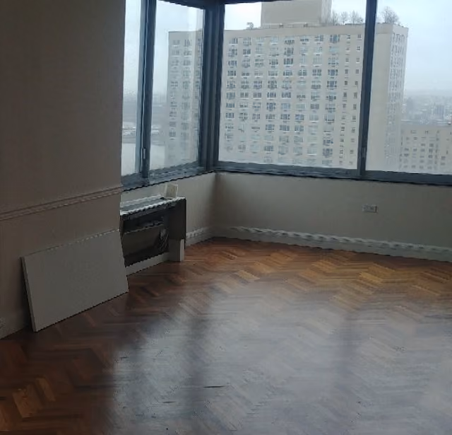 Interior before a post-war condo renovation at Leighton House at 360 East 88th Street on the Upper East Side, Manhattan, by Gallery KBNY (view 3)