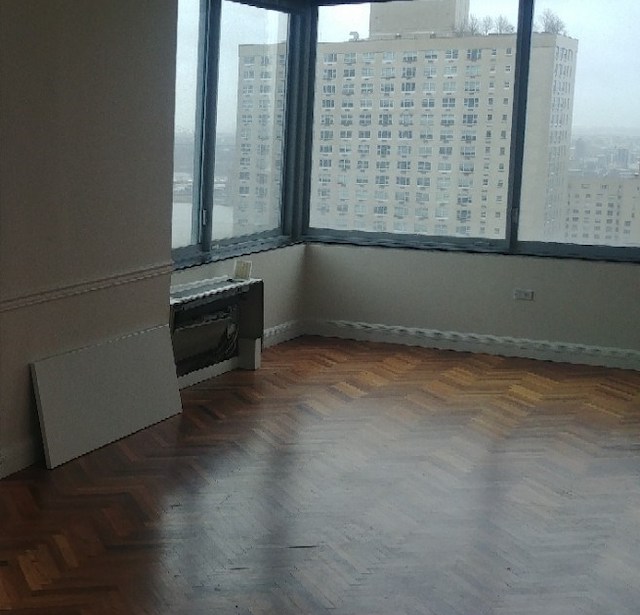 Interior before a post-war condo renovation at Leighton House at 360 East 88th Street on the Upper East Side, Manhattan, by Gallery KBNY (view 3)