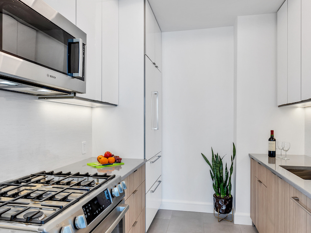 Renovated interior of a post-war condo at Leighton House at 360 East 88th Street on the Upper East Side, Manhattan, by Gallery KBNY (view 3)