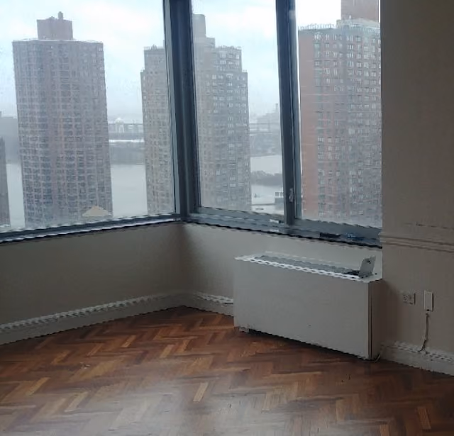 Interior before a post-war condo renovation at Leighton House at 360 East 88th Street on the Upper East Side, Manhattan, by Gallery KBNY