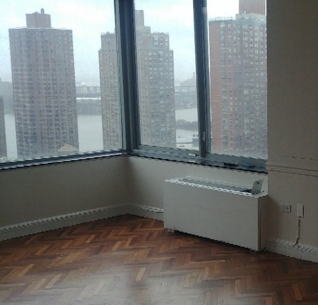 Interior before a post-war condo renovation at Leighton House at 360 East 88th Street on the Upper East Side, Manhattan, by Gallery KBNY