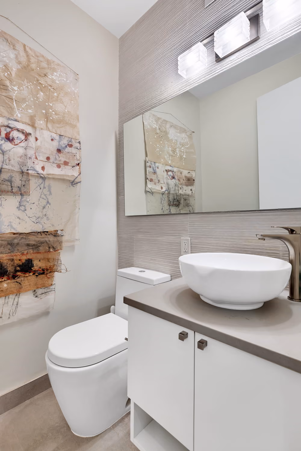Renovated interior of a post-war co-op pied-a-terre at International Plaza at 303 East 43rd Street in Turtle Bay, Manhattan, by Gallery KBNY (view 10)
