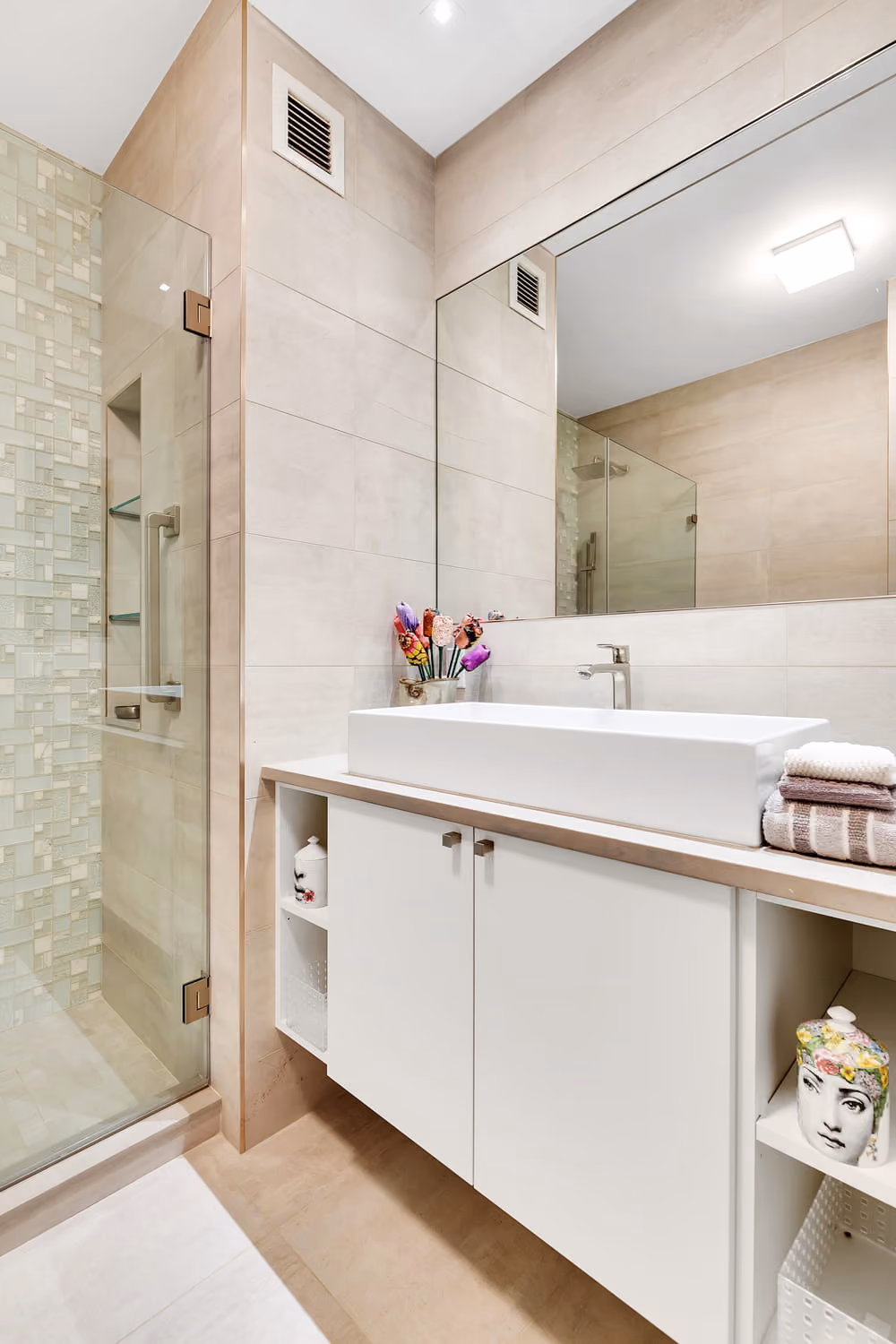 Renovated interior of a post-war co-op pied-a-terre at International Plaza at 303 East 43rd Street in Turtle Bay, Manhattan, by Gallery KBNY (view 7)