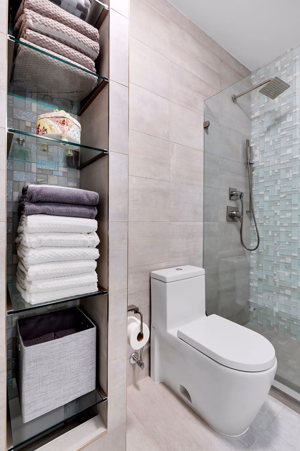Renovated interior of a post-war co-op pied-a-terre at International Plaza at 303 East 43rd Street in Turtle Bay, Manhattan, by Gallery KBNY (view 8)