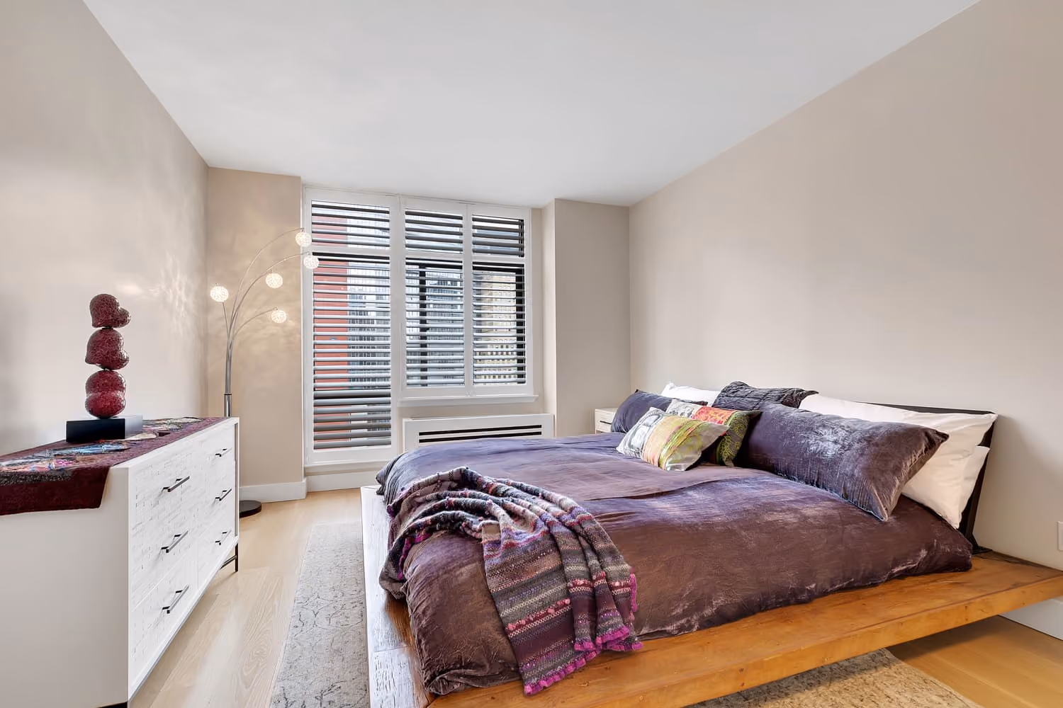 Renovated interior of a post-war co-op pied-a-terre at International Plaza at 303 East 43rd Street in Turtle Bay, Manhattan, by Gallery KBNY (view 6)