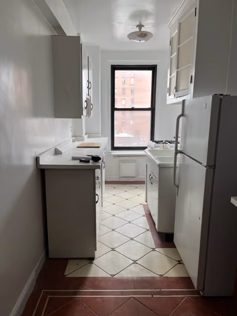 Interior before a pre-war co-op renovation at 308 East 79th Street on the Upper East Side, Manhattan, by Gallery KBNY (view 3)