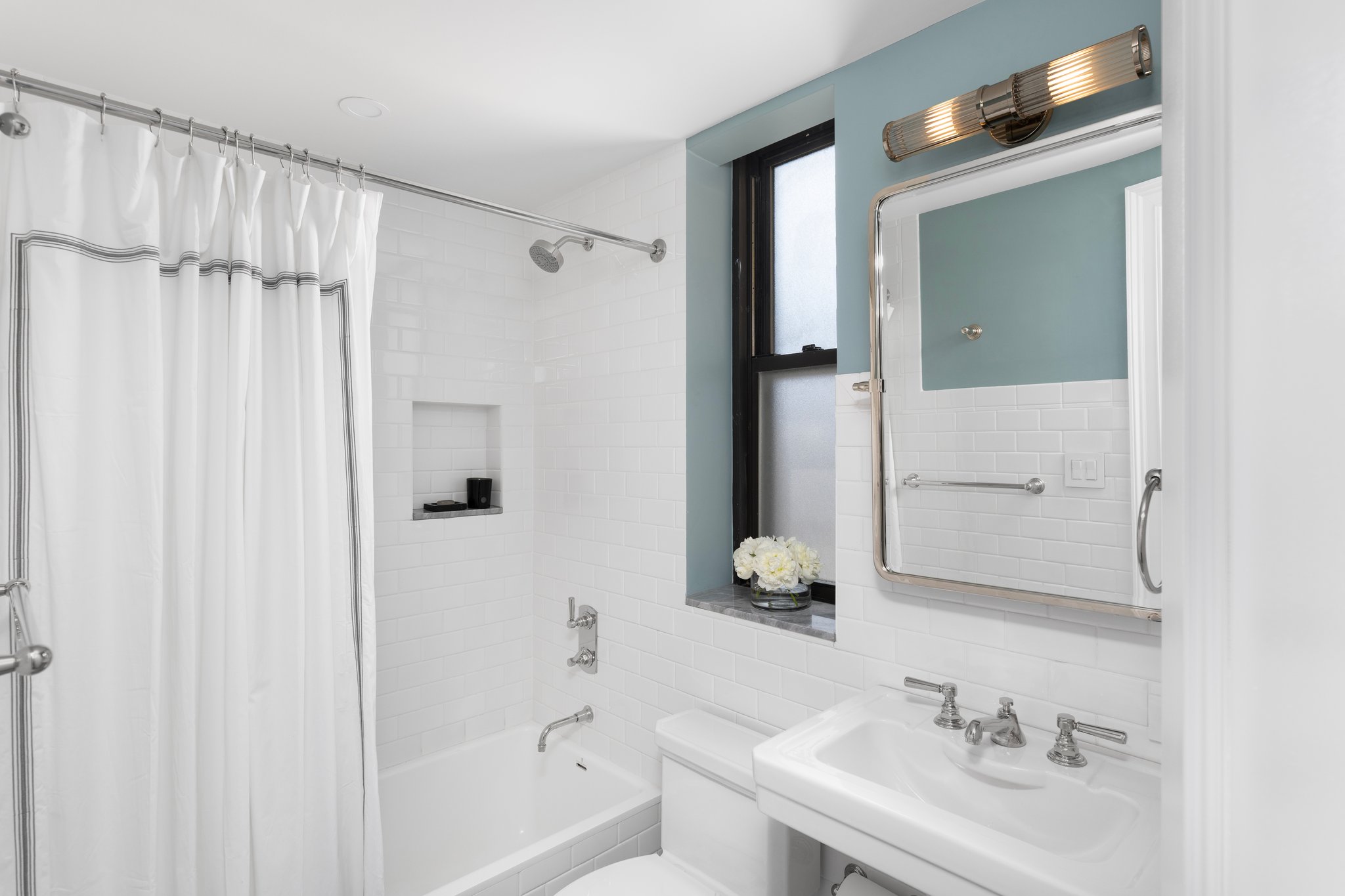 Renovated interior of a pre-war co-op at 308 East 79th Street on the Upper East Side, Manhattan, by Gallery KBNY (view 19)