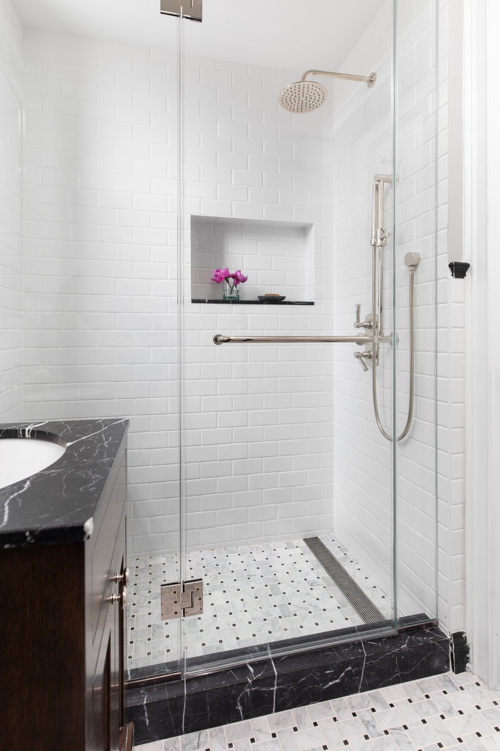 Renovated interior of a pre-war co-op at 308 East 79th Street on the Upper East Side, Manhattan, by Gallery KBNY (continued view 11)