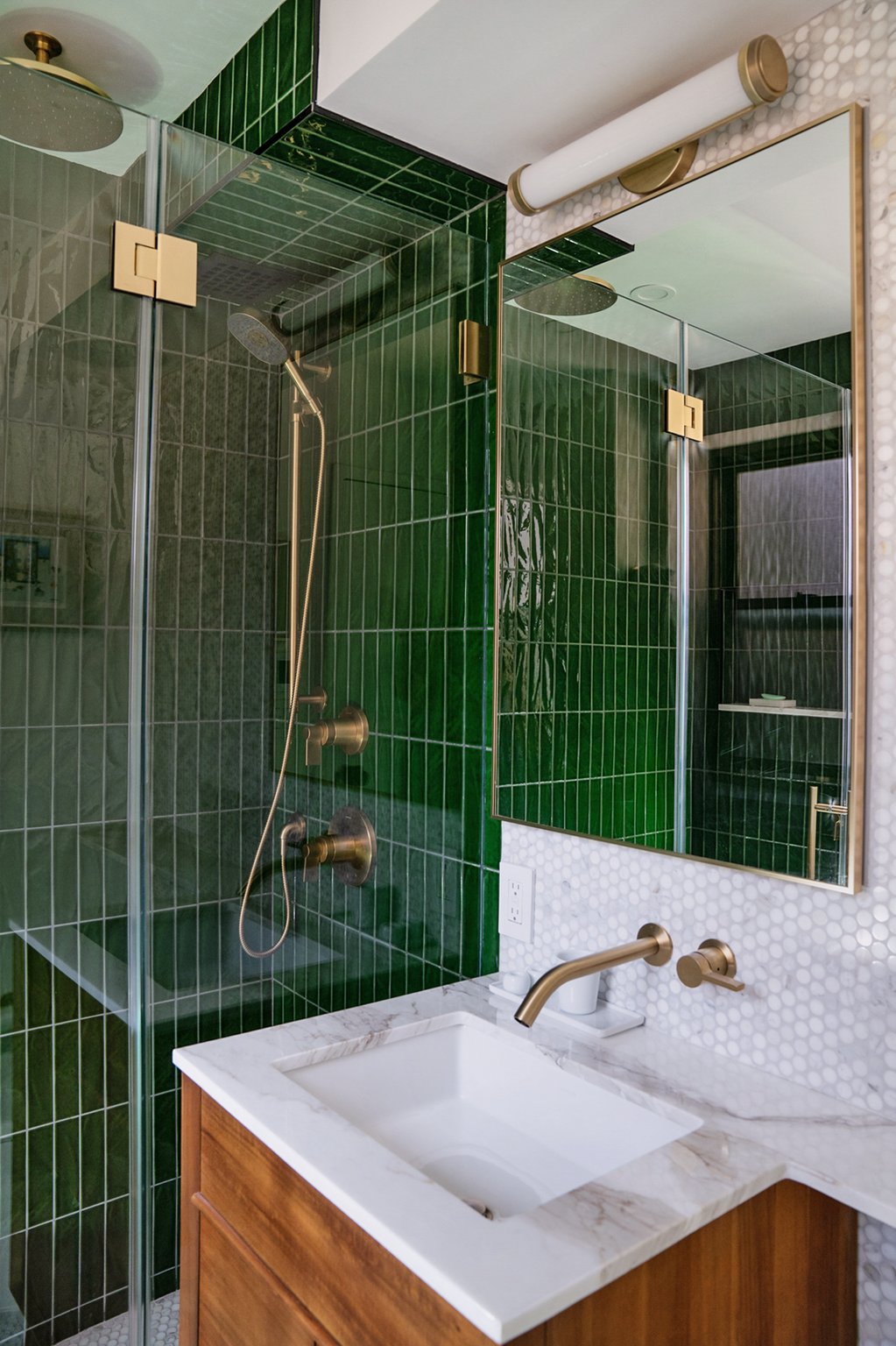 Renovated interior of a post-war co-op at 55 East End Avenue on the Upper East Side, Manhattan, by Gallery KBNY (view 18)