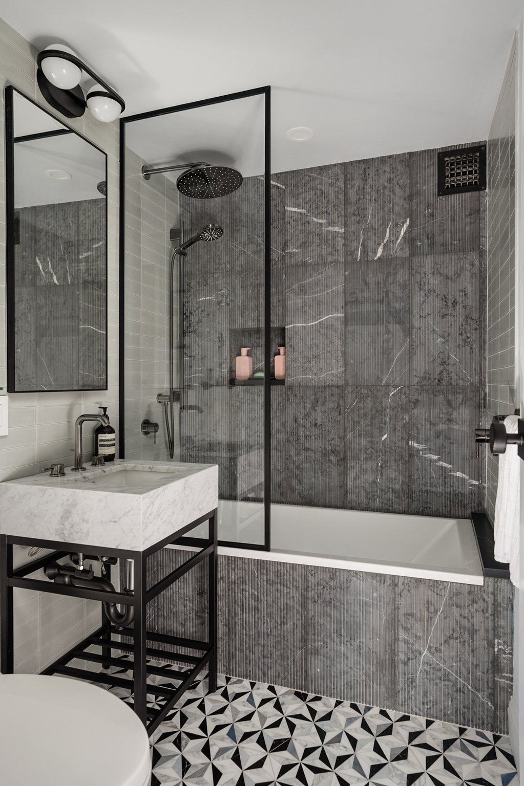 Renovated interior of a post-war co-op at 55 East End Avenue on the Upper East Side, Manhattan, by Gallery KBNY (view 21)