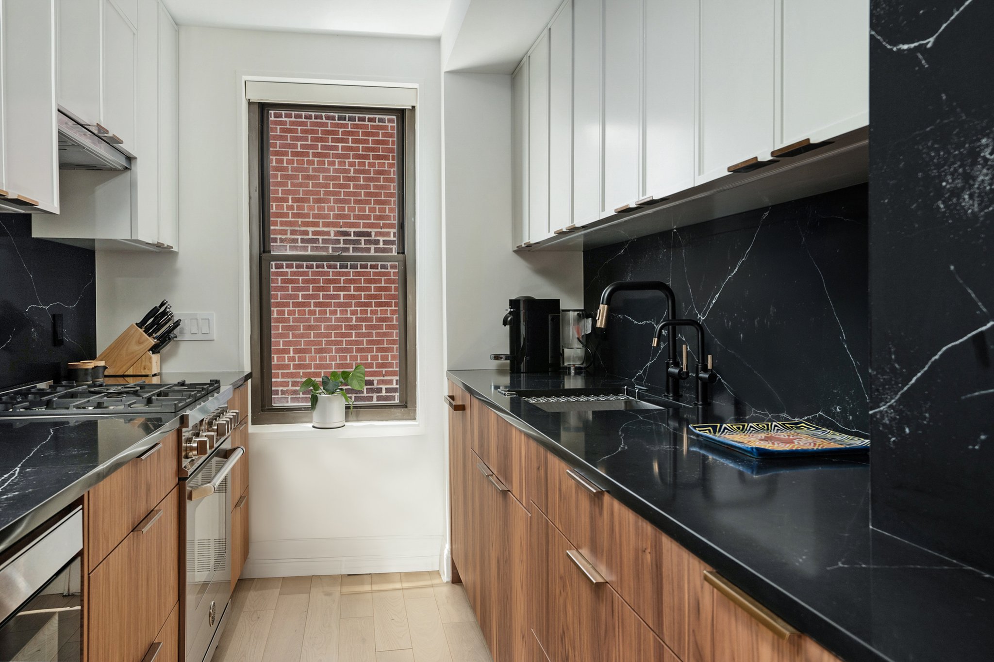 Renovated interior of a post-war co-op at 55 East End Avenue on the Upper East Side, Manhattan, by Gallery KBNY (view 7)