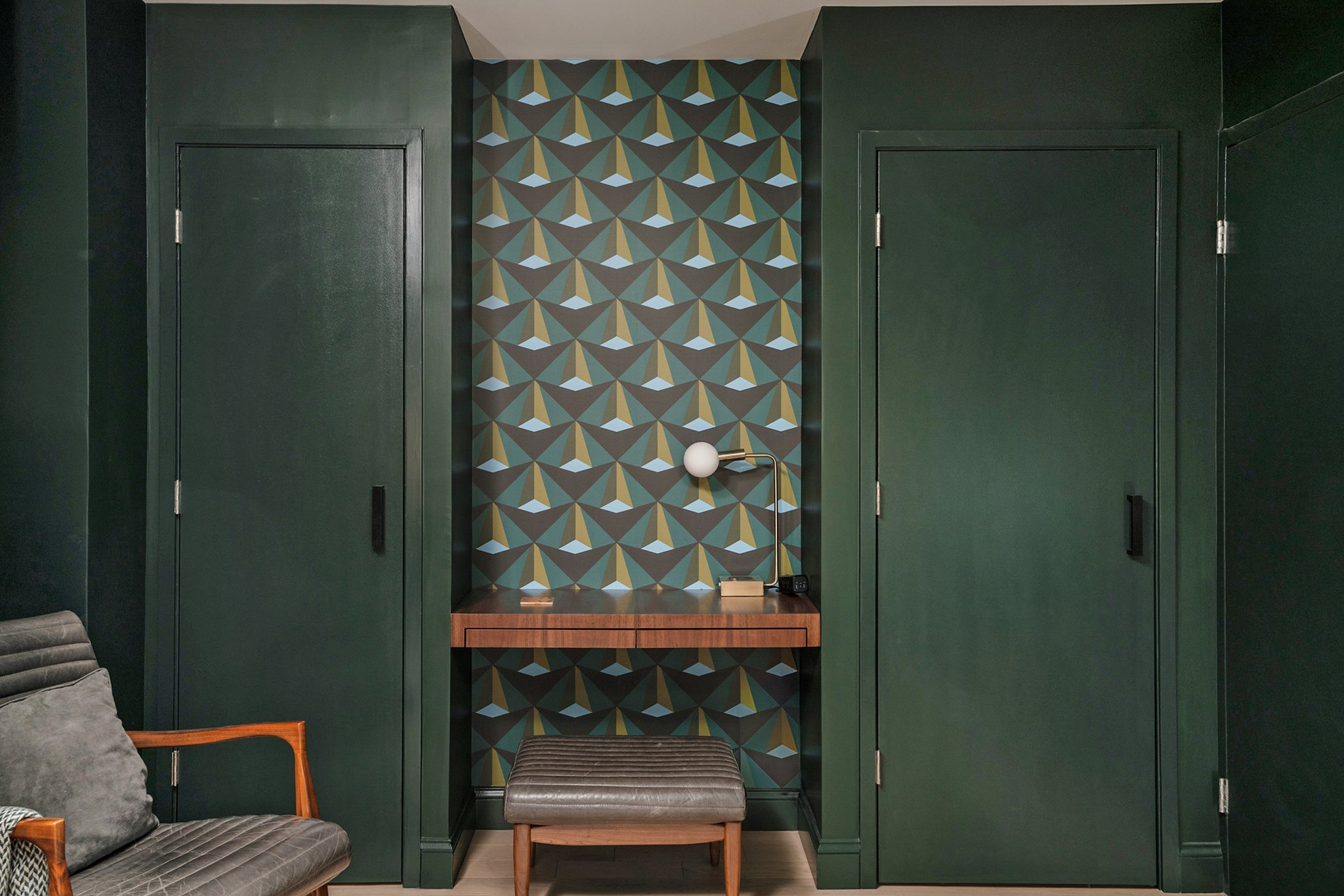 Renovated interior of a post-war co-op at 55 East End Avenue on the Upper East Side, Manhattan, by Gallery KBNY (view 14)