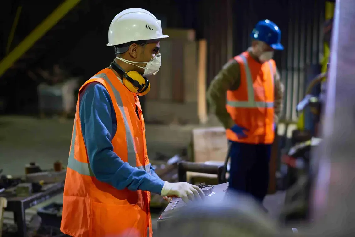 Travailleurs en usine portant leur équipement de protection