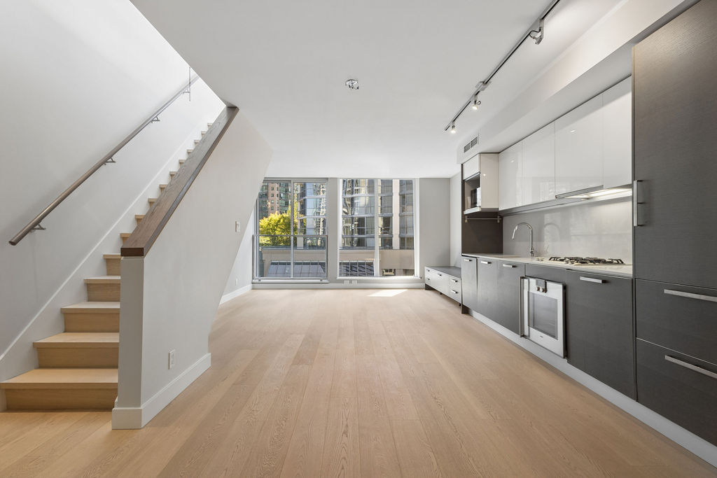 SPACIOUS STUDIO SUITE WITH PATIO AT WEST PENDER PLACE