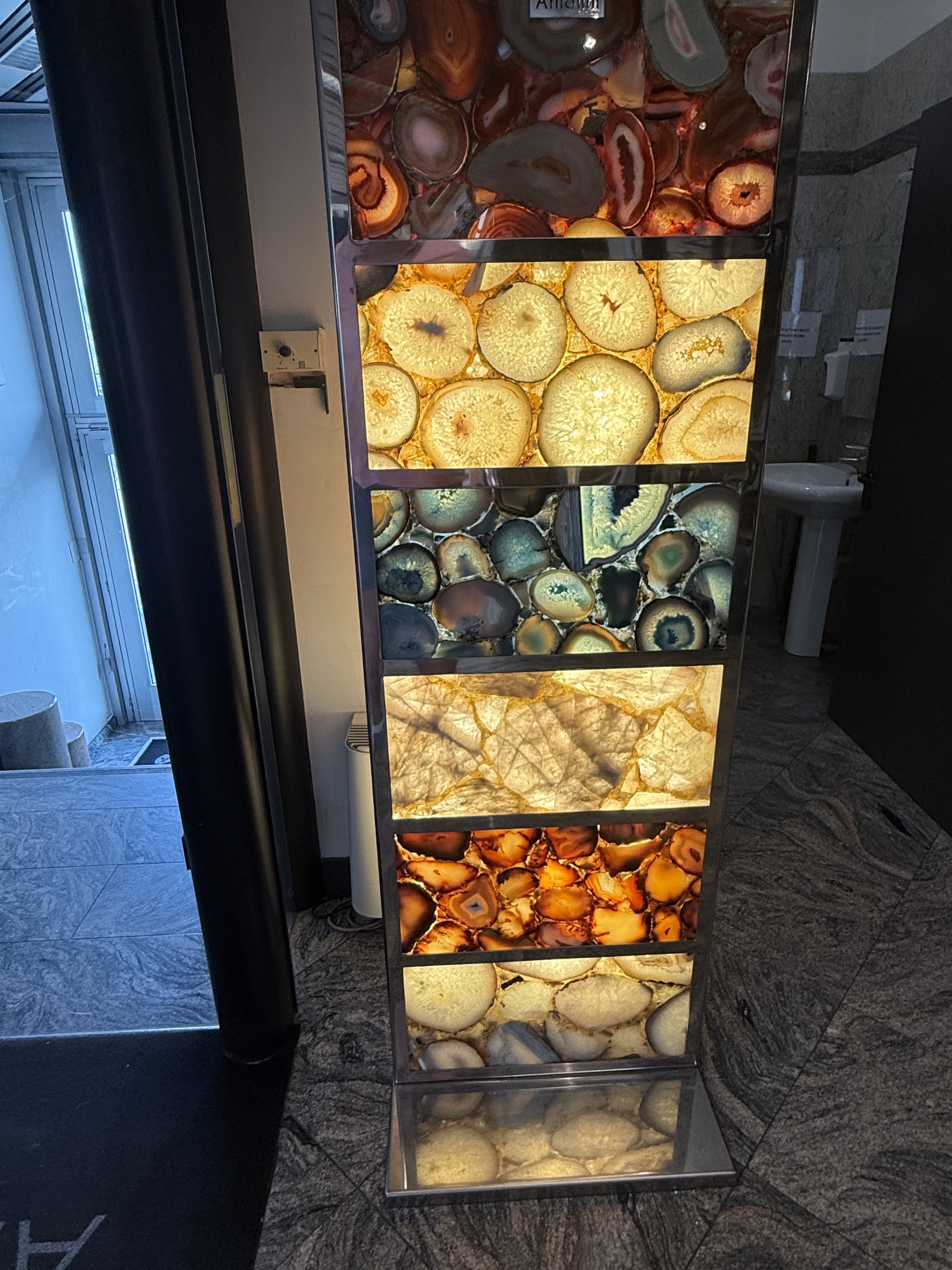 Exclusieve marmerplaat in de showroom van Antolini