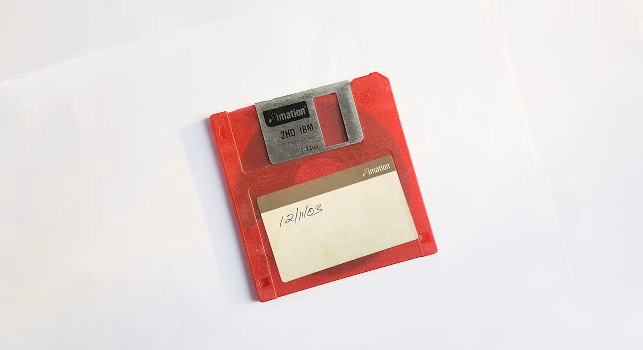 Un disquete rojo de 3,5" de hace más de 20 años.