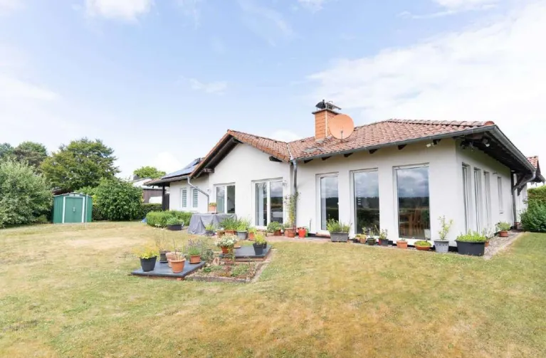 Einfamilienhaus in Feldrandlage mit herrlichem Weitblick und vielseitiger Nutzungsmöglichkeit