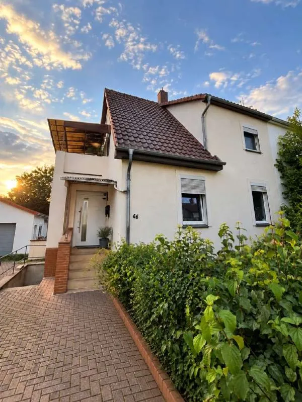 Modernisiertes Reihenendhaus mit großem Grundstück