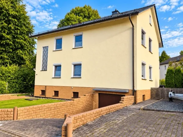 Drei Wohneinheiten, viele Möglichkeiten – Großzügiges Haus mit Garten und zwei Garagen