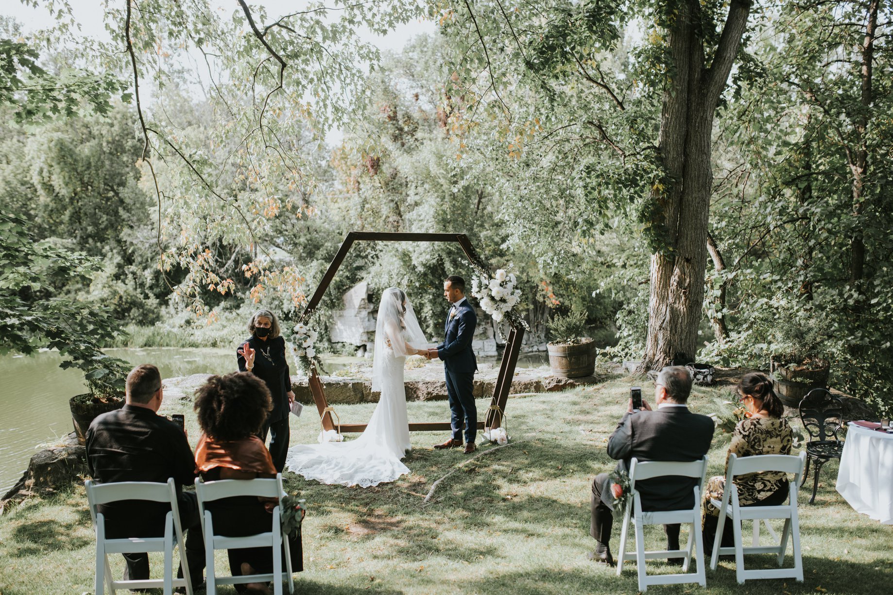 Salle de réception pour mariage Intime_Le Café de l'horloge_Blogue Foudamour_RobbiePhotographie