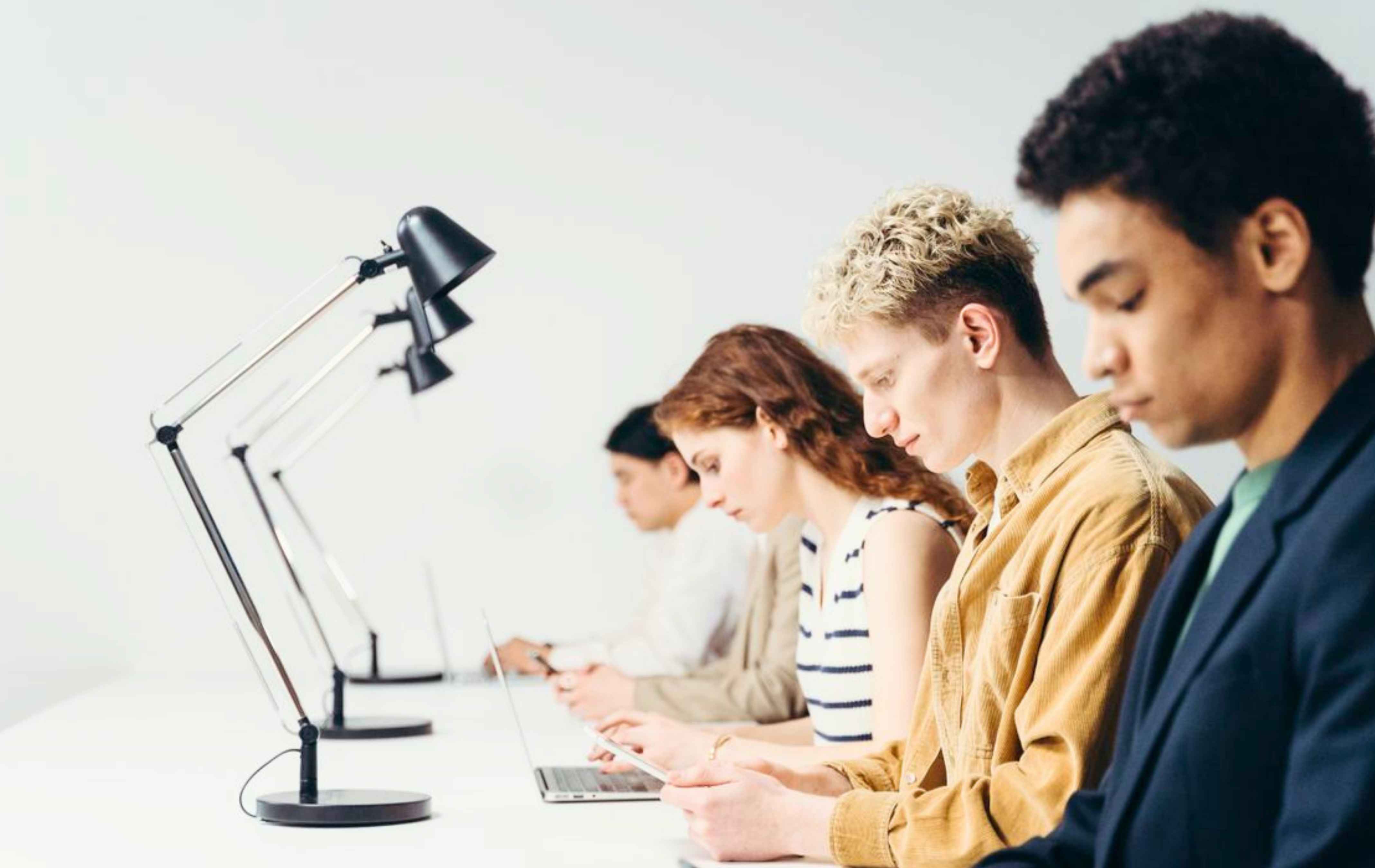 Facility manager, office manager, building manager, responsable des services généraux : ce qui distingue ces métiers de l'environnement de travail, et ce qui les rapproche.