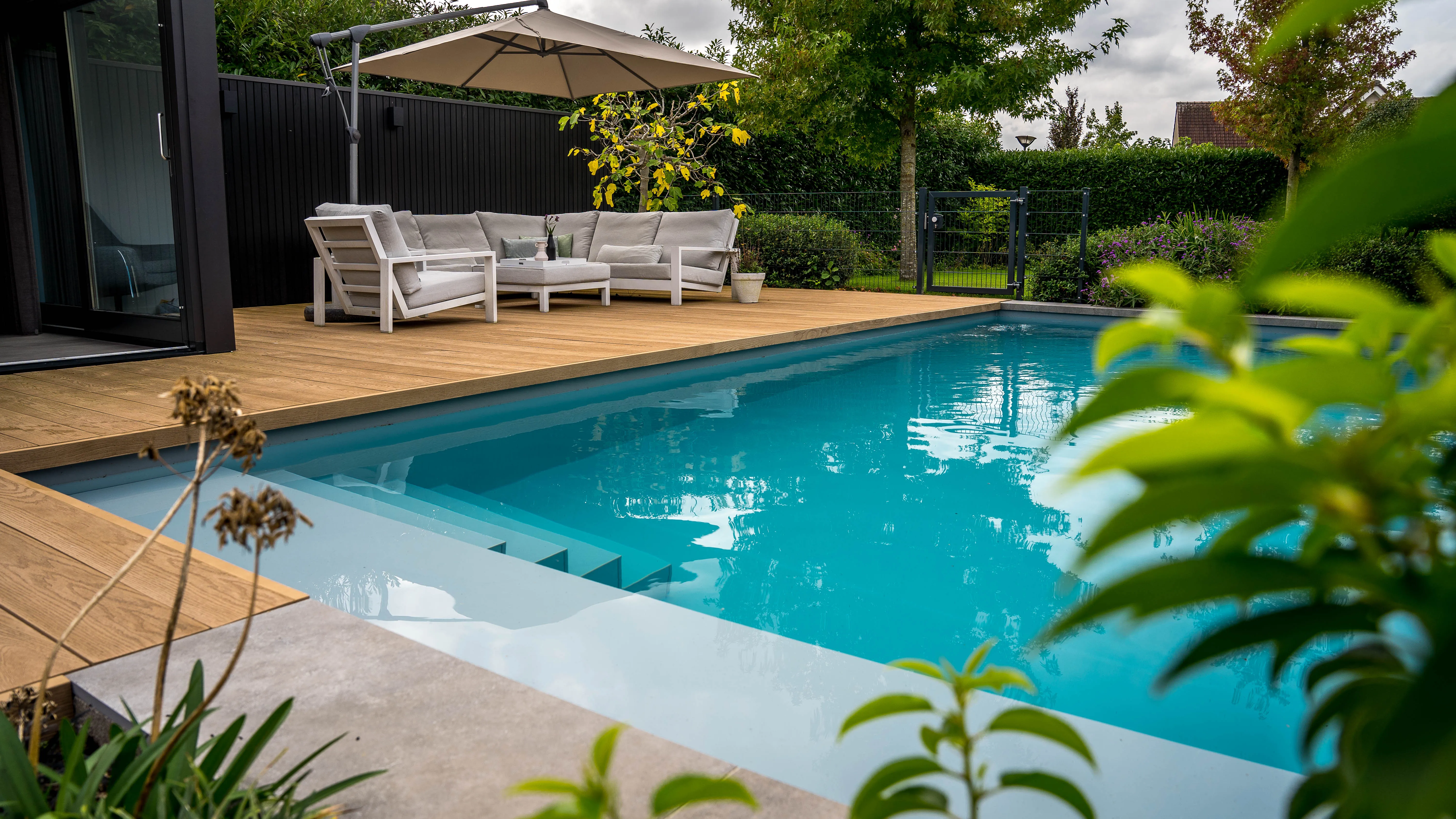 Zwembad met houten terras bij Relax Outdoor