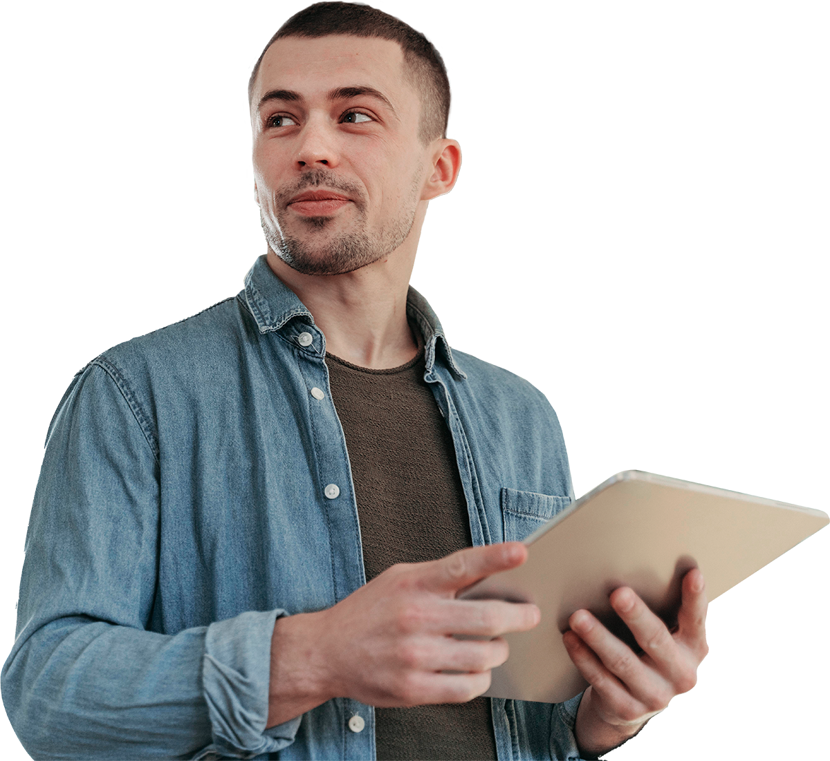 Man in spijkerblouse met tablet, kijkend naar rechts met neutrale uitdrukking