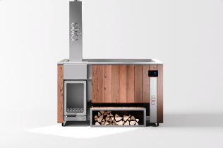 Buitenkeuken met houtgestookte oven en stapel brandhout, productfoto vooraanzicht