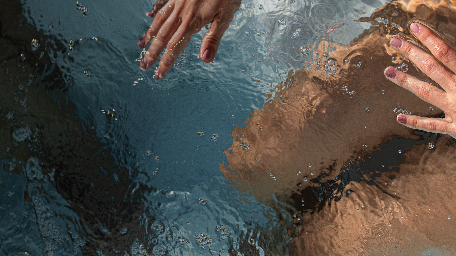 Hand beweegt door helder spawater met FreshWater IQ