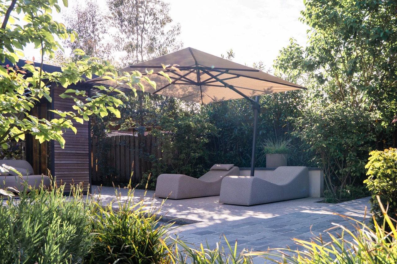 Design lounge naast zwembad bij Relax Outdoor