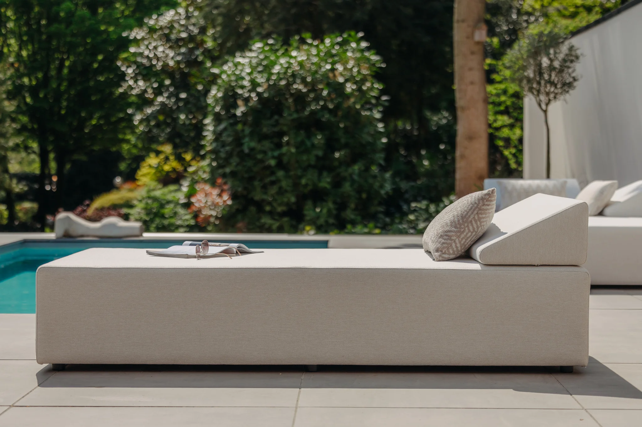 Design lounge naast zwembad bij Relax Outdoor