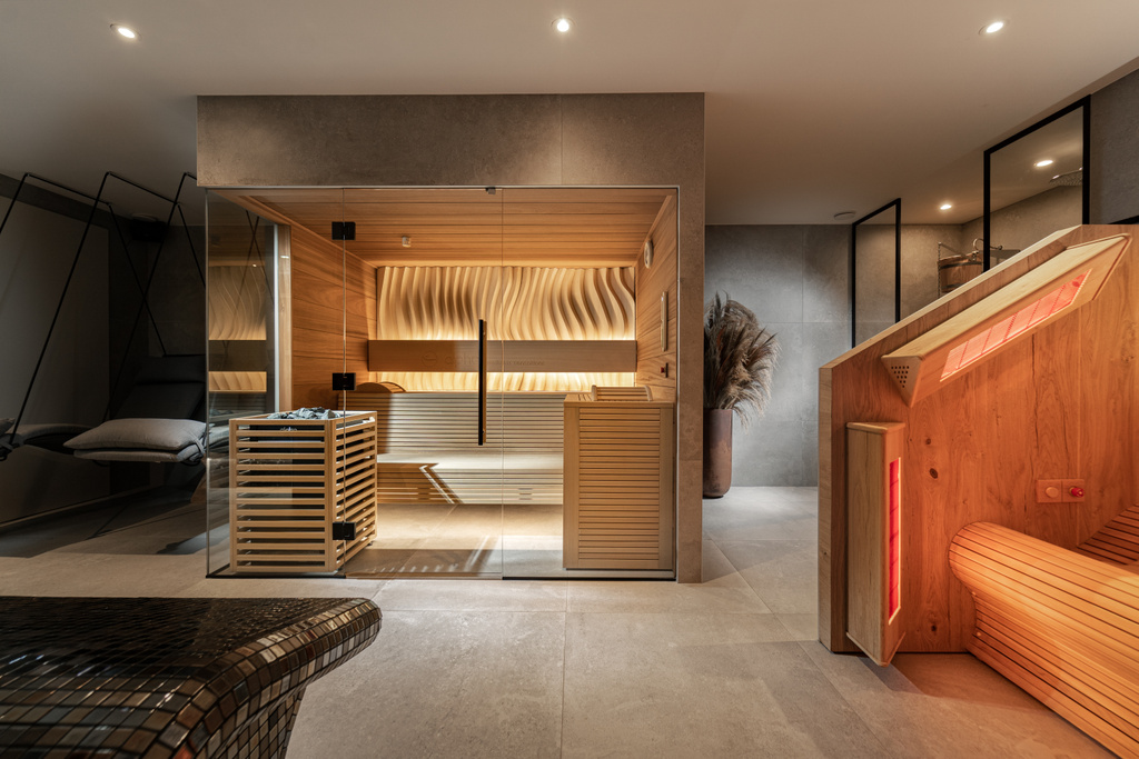 Moderne wellness-ruimte met sauna, glazen wanden en houten afwerking