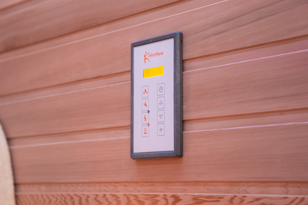 InfoWave-bedieningspaneel met knoppen op houten muur