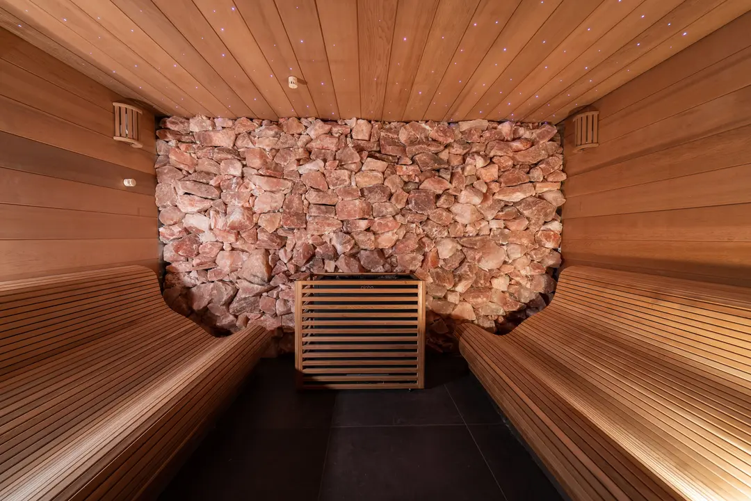 Moderne sauna met steenachtige muur en sterrenhemel verlichting