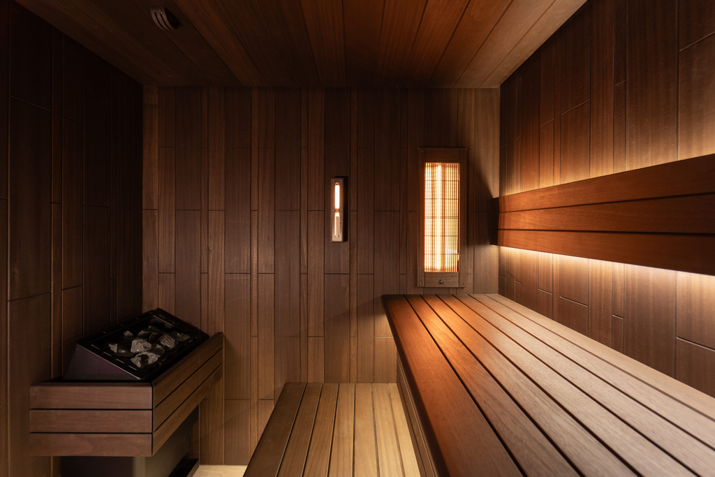 Moderne houten sauna met verlichting en warmtestenen