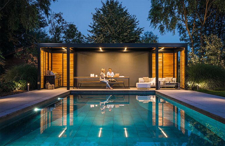 Moderne buitenruimte met verlichte zwembad voor ultiem relax moment