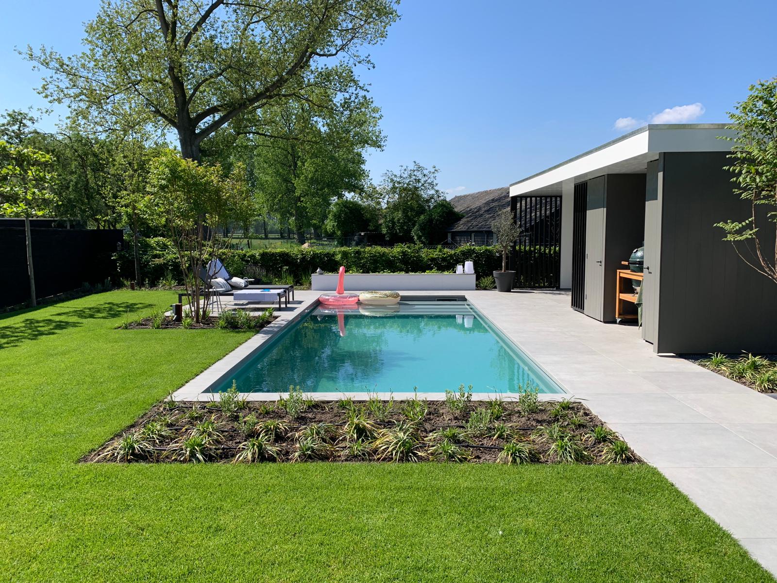 Moderne zwembad in groene tuin, perfect voor relaxen in buitenomgeving