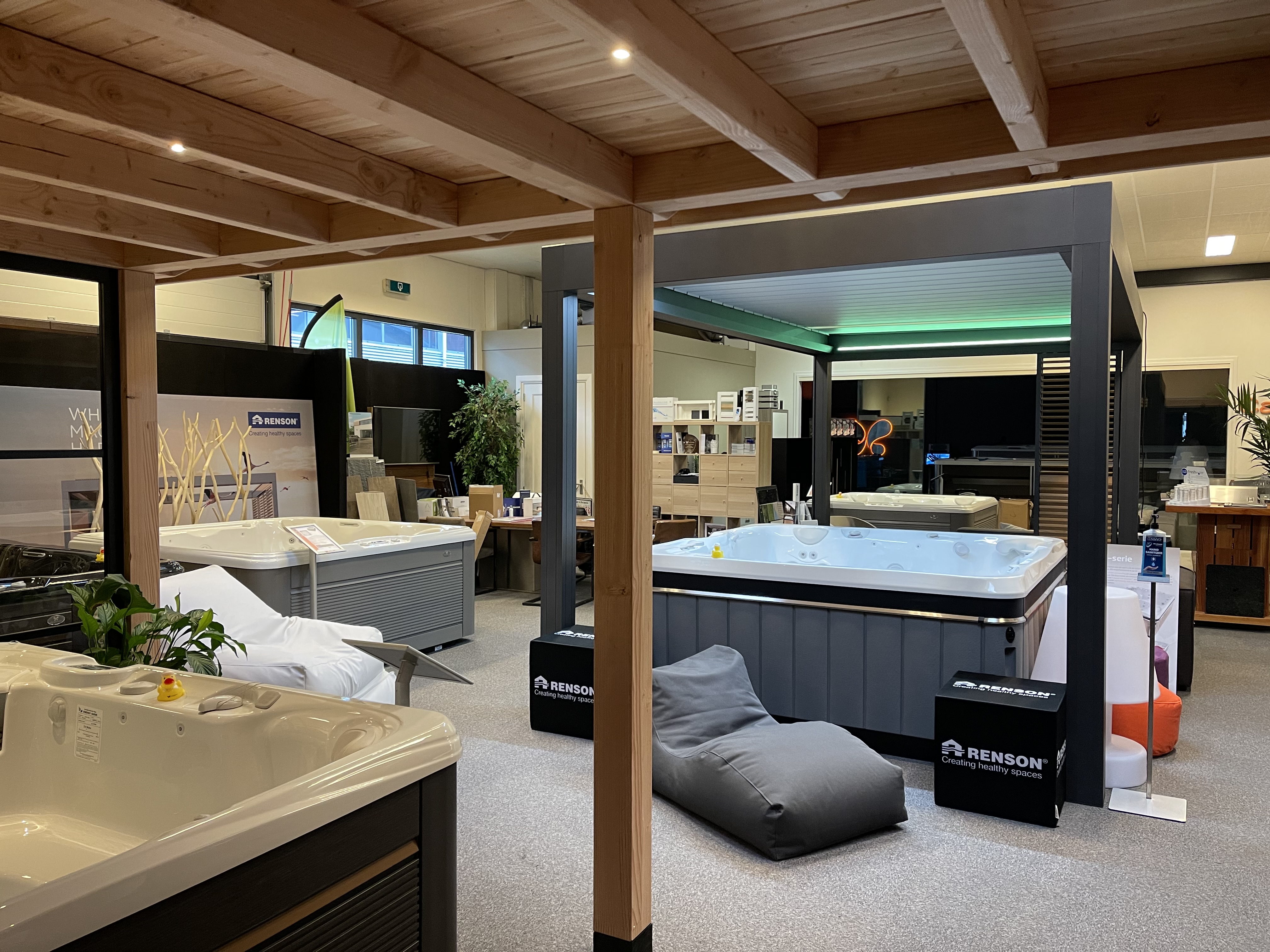 Renson showroom met jacuzzi's, houten balken en groene verlichting
