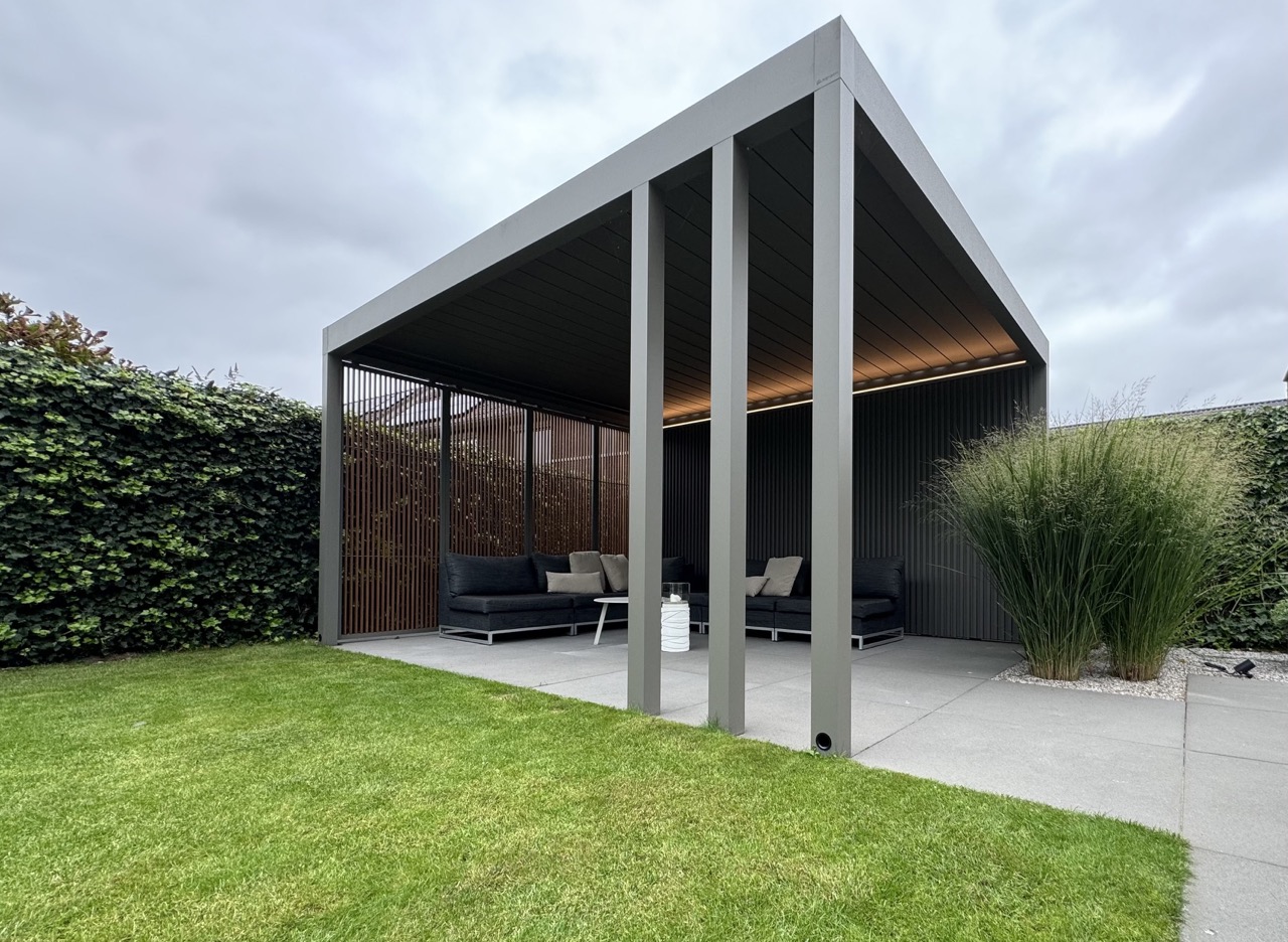 Moderne Renson-terrasoverkapping met strakke lijnen en gezellige zithoek