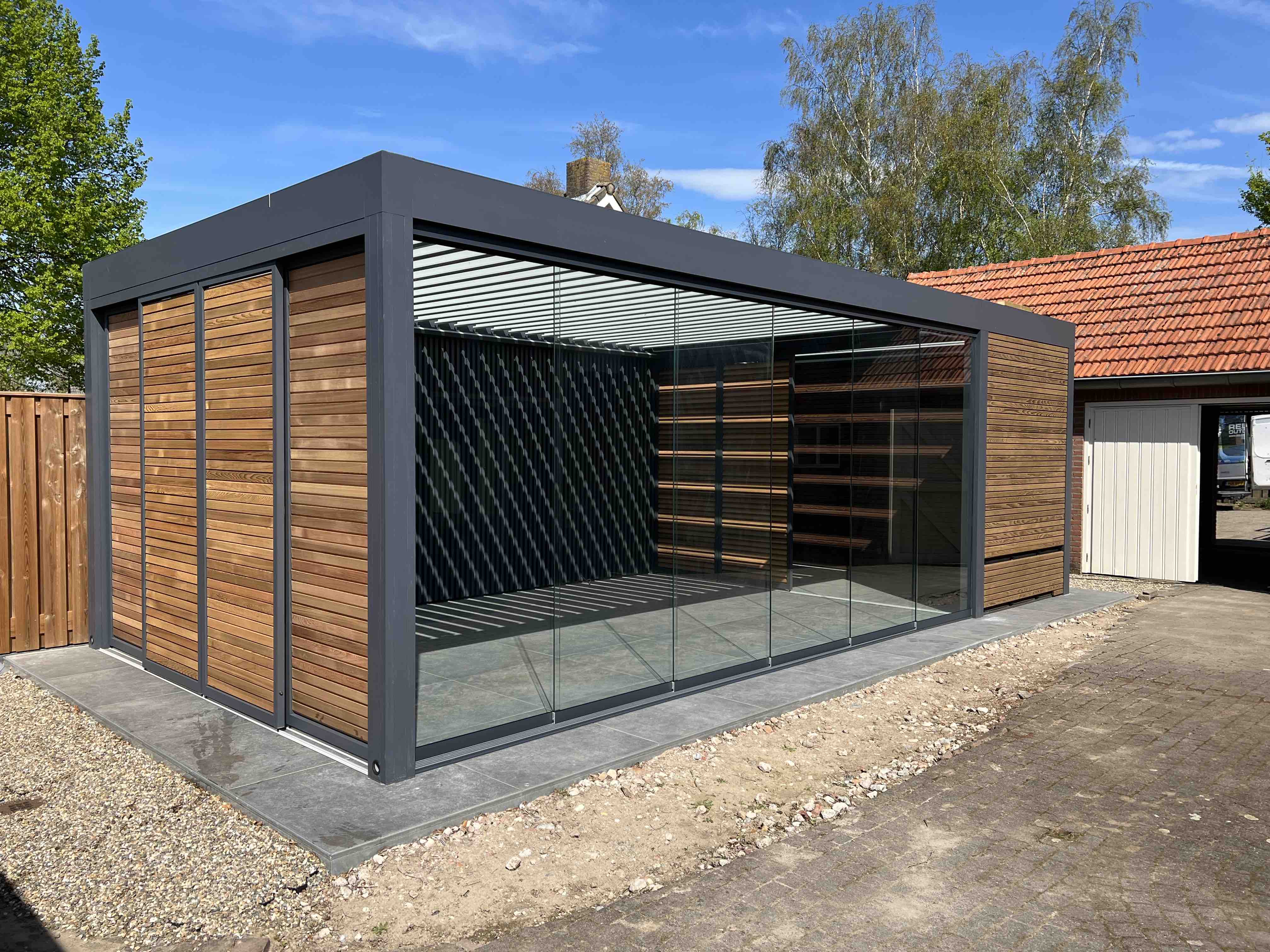 Moderne Renson terrasoverkapping met glazen wanden en houten accenten