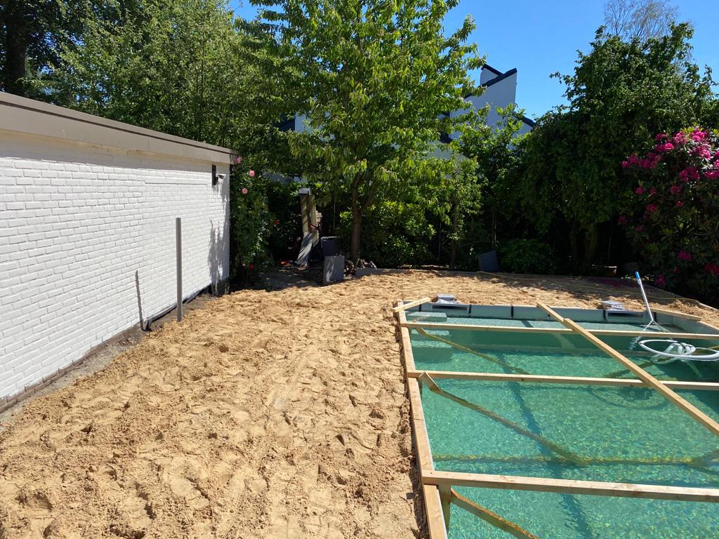 Zandtuin met een groene zwembad voor ontspanning in de open lucht