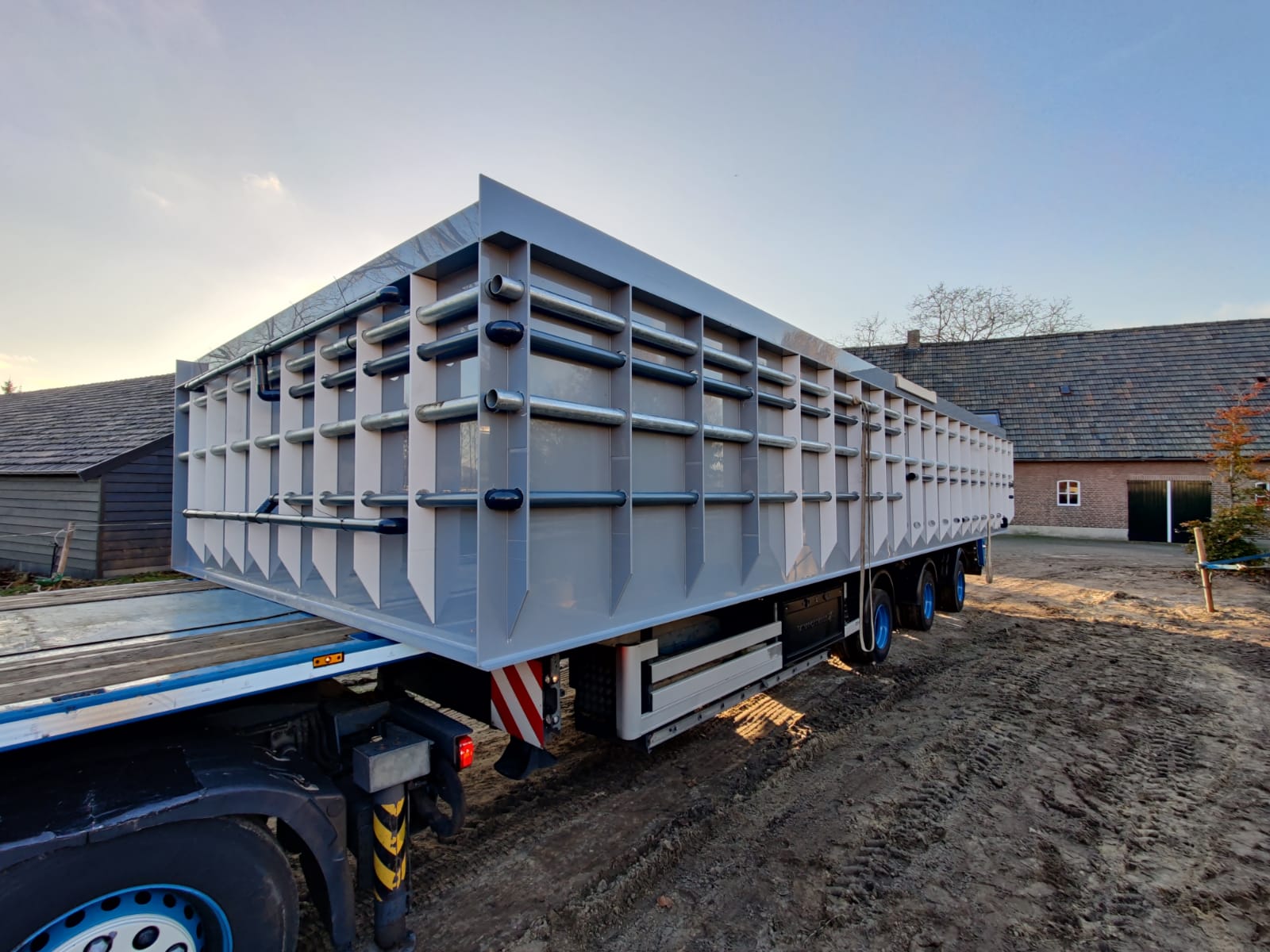 Grote industriële container op een aanhanger voor zwembad outdoor relax project
