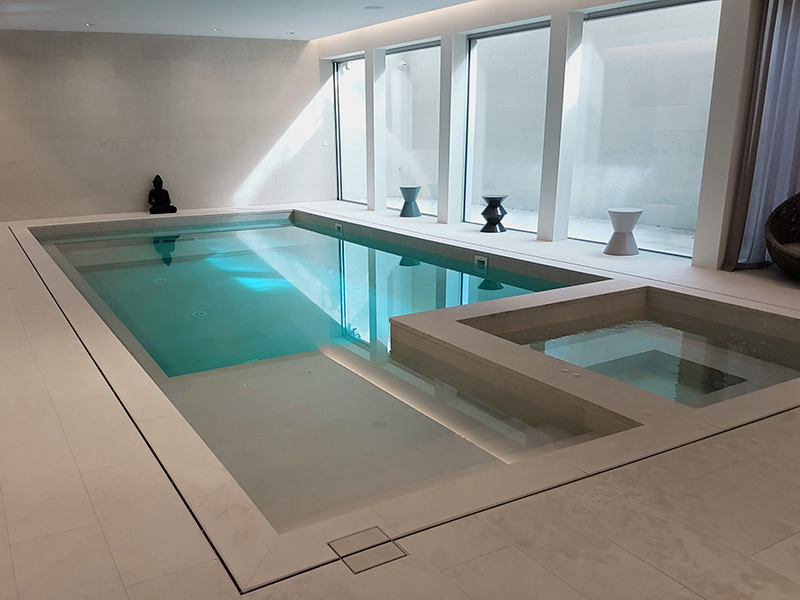 Modern indoor zwembad met grote ramen voor ontspanning en relaxen buiten