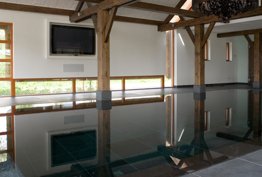 Luxe overdekt zwembad met houten balken voor ultiem relax outdoor gevoel