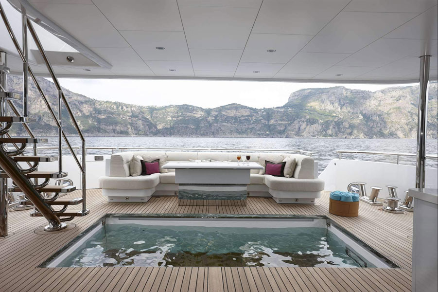 Luxe jacht met zwembad, relaxen met uitzicht op bergen en water