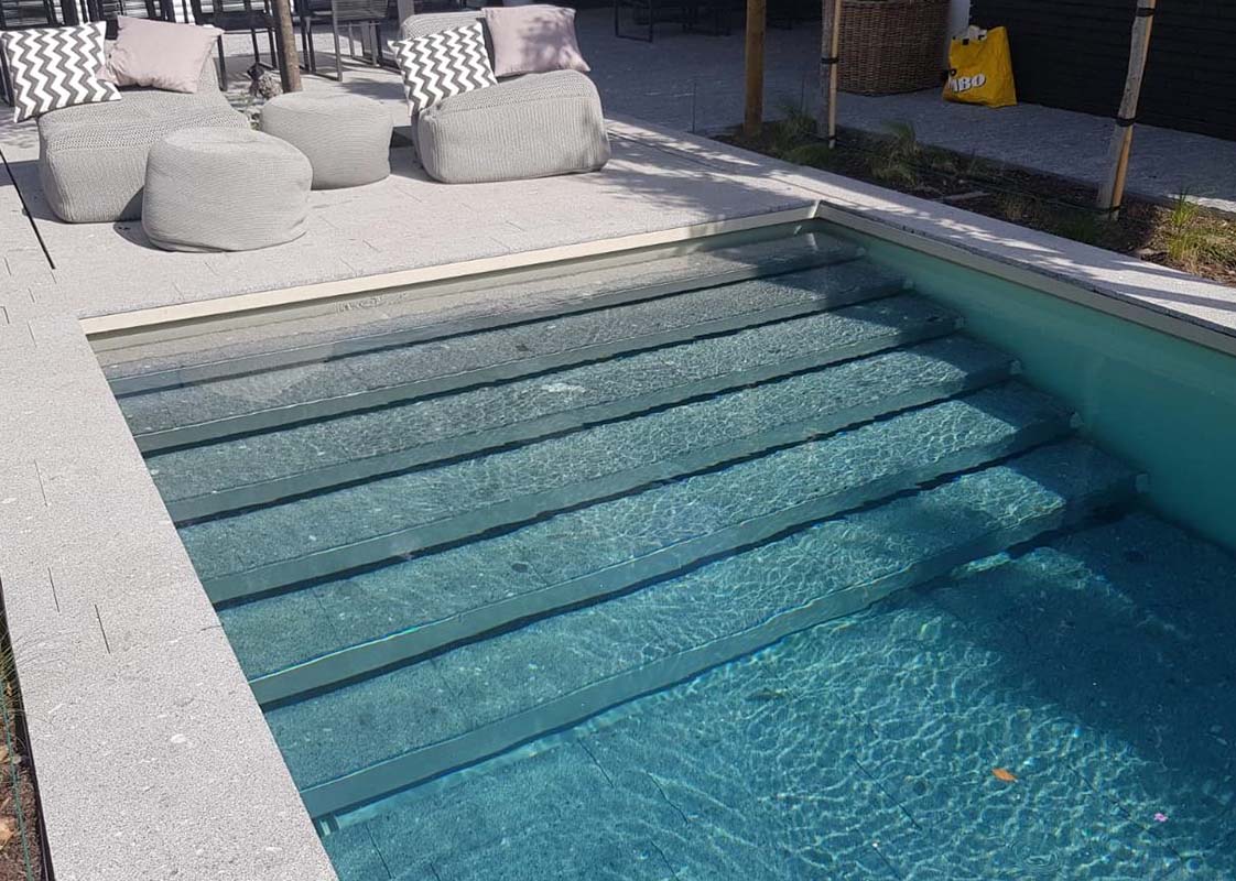 Rustgevende outdoor zwembad met comfortabele zithoek voor ontspanning