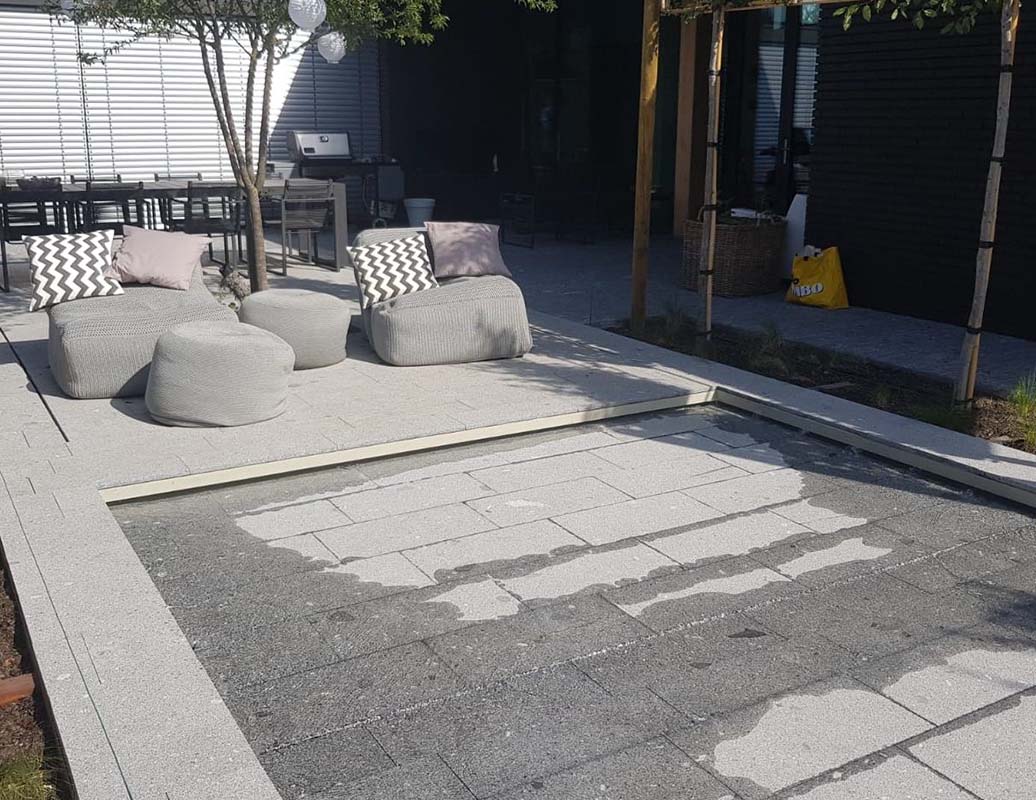 Zwembad met comfortabele zitplaatsen voor ontspanning in de buitenlucht